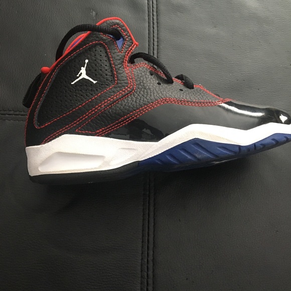 Boys Jordan basketball shoes - Picture 3 of 3